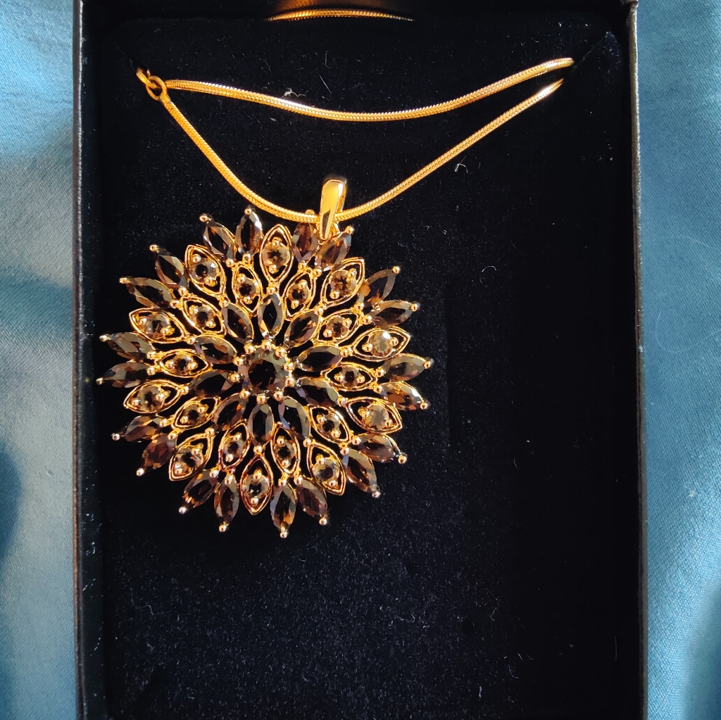 New In Box Elegant Technibond Gemstone Pendant And Necklace 105$